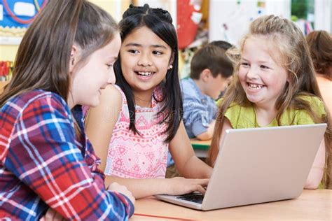 Bambini che lavorano insieme a scuola