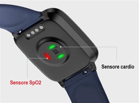 Anziano che indossa uno smartwatch con sensori