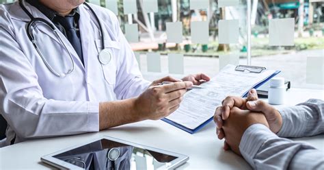 Un medico che parla con un paziente riguardo alla prescrizione di farmaci