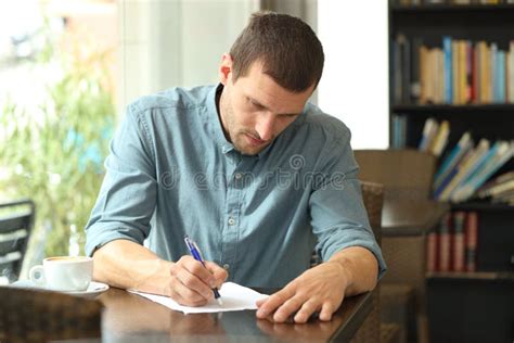 Persona che scrive una lettera a sé stessa
