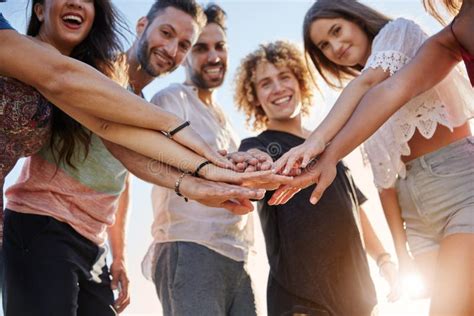 Immagine di un gruppo di persone che partecipano a una seduta di psicodramma