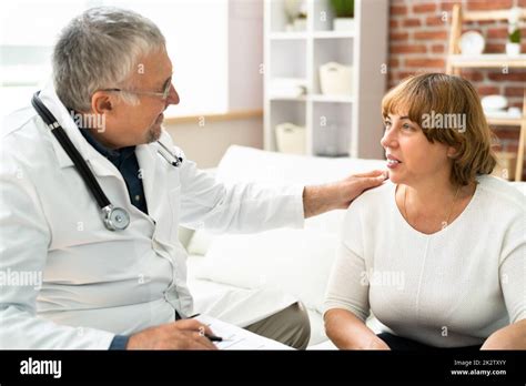 illustrazione di una persona che parla con un medico, enfatizzando i sintomi fisici