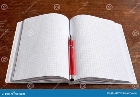 Immagine di un quaderno aperto con annotazioni di spese e una penna