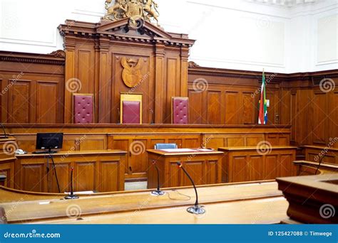 Un'aula di tribunale vuota