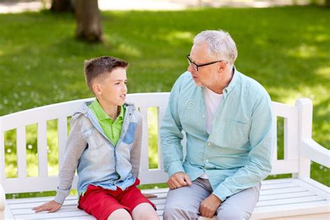 Bambino che parla con un adulto in un ambiente confortevole