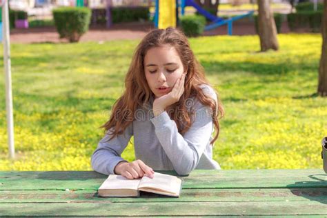 Ragazza adolescente che legge un libro