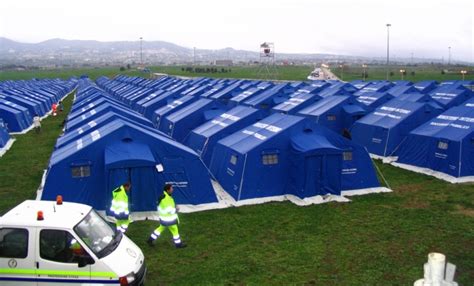 Popolazione in tendopoli dopo un terremoto