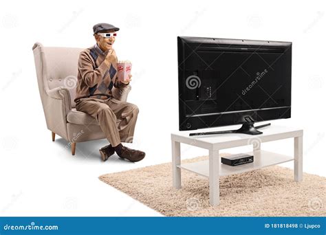 Anziano che guarda un film