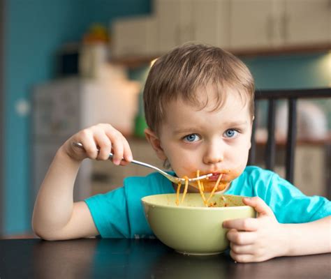 Bambino che mangia con difficoltà