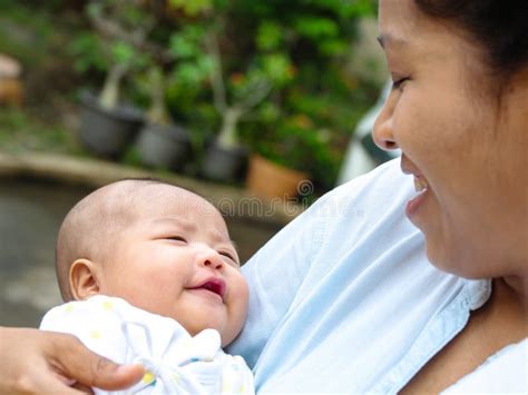 Mamma che abbraccia il suo neonato con amore