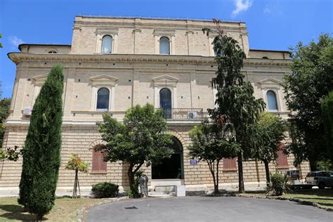 Edificio di una clinica immersa nel verde