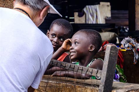 bambini che interagiscono in un contesto sociale