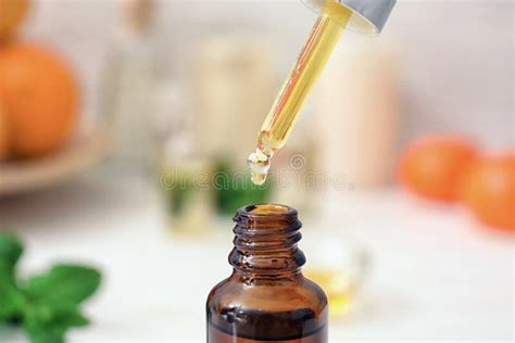 Gocce di olio essenziale di narciso