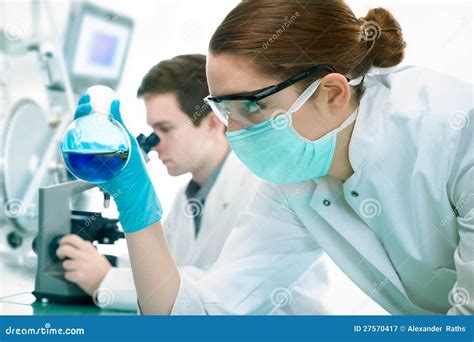 Gruppo di scienziati che lavorano in un laboratorio di neuroscienze