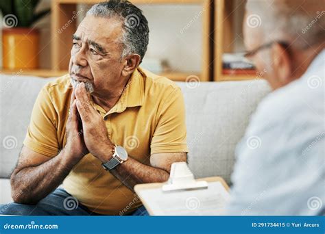 Illustrazione di una persona che parla dolcemente con un anziano