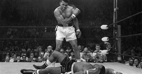 Immagine iconica di Muhammad Ali sul ring.