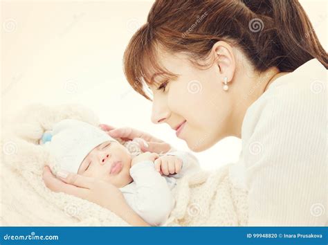 Neonato che guarda il viso della madre