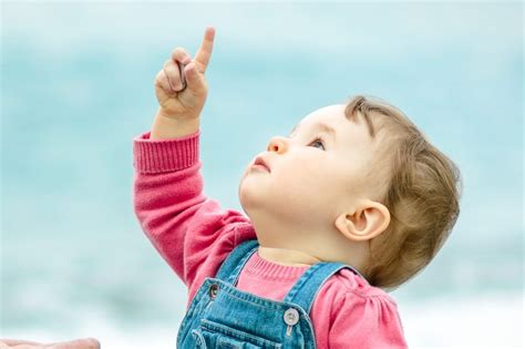 Bambino che indica un oggetto e guarda la madre