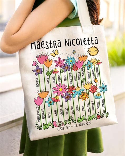 studentessa sorridente con una borsa colorata e personalizzata con un disegno