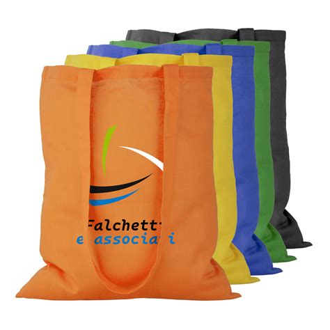 diversi tipi di borse personalizzate, tra cui shopper in juta e zainetti colorati