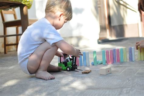 Bambino che gioca da solo in una stanza luminosa