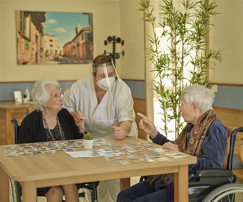 Anziani impegnati in attività di stimolazione cognitiva in un centro diurno