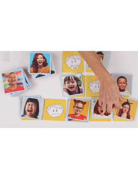 bambino con carte di espressioni facciali