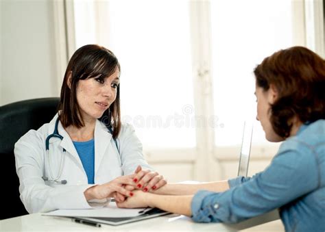 professionista che ascolta un paziente