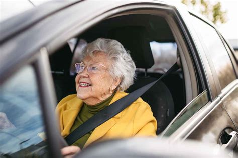 Persona anziana al volante che guarda la strada con preoccupazione