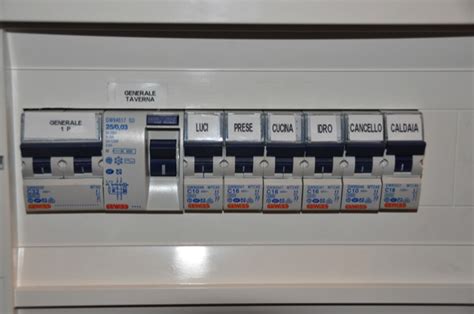 Interno di un quadro elettrico con diversi interruttori