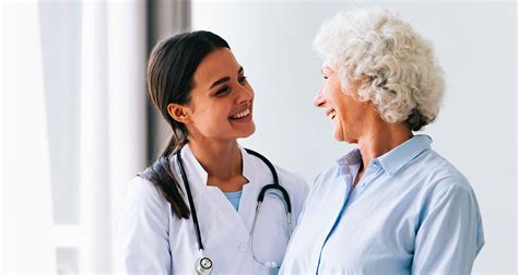 personale medico che ascolta un paziente