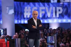 Un adolescente che riflette sul proprio futuro