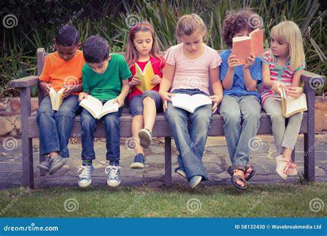 Bambini che leggono in classe