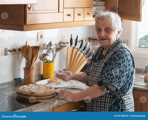 Persona anziana che prepara un pasto