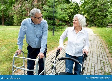Anziano che passeggia in un parco