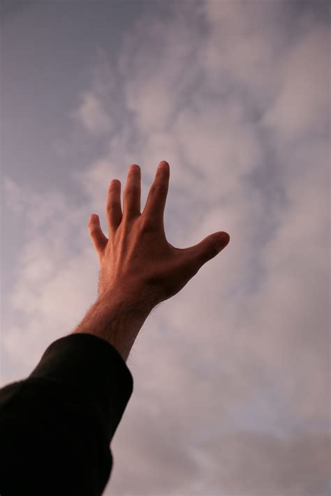 Immagine simbolica di una mano che si alza in segno di protesta