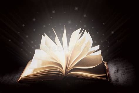 Libro aperto con raggi di luce che emanano