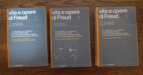 Una libreria con diverse edizioni delle opere di Freud