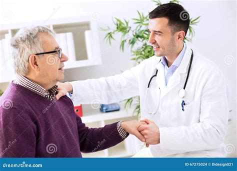 Immagine di un medico che parla con un paziente, enfatizzando la comunicazione e il supporto.