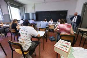 Uno studente che si sente a disagio durante una presentazione in classe