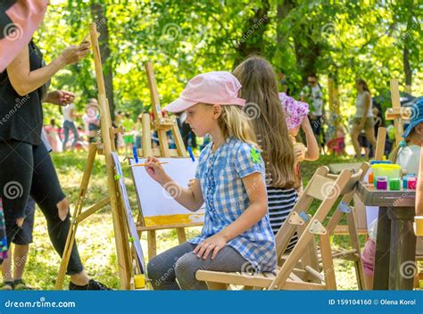 Bambini che partecipano ad attività all'aperto