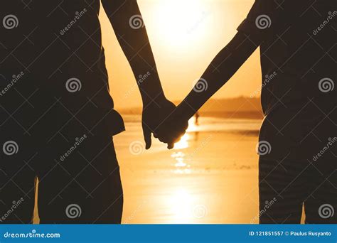 Due persone che si tengono per mano, una delle quali è ombreggiata
