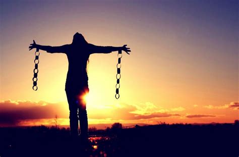 Una persona che si libera dalle catene