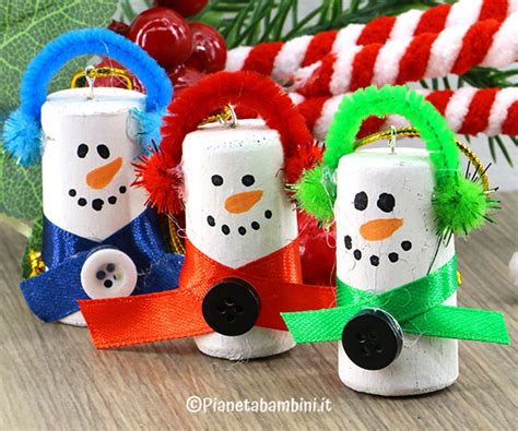 Bambini che creano pupazzi di neve con materiali riciclati