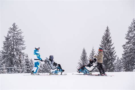 Famiglie che partecipano ad attività invernali inclusive