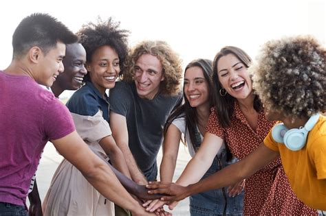 Persone di diverse etnie e culture che interagiscono