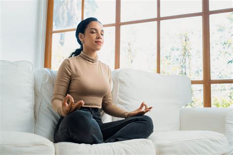 Persona che medita per ridurre lo stress