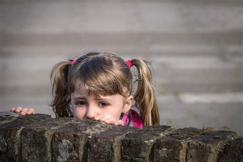 Bambina che si nasconde