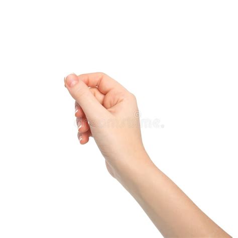 Una donna che tiene in mano una foto sbiadita