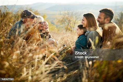 Una famiglia che parla in modo disconnesso